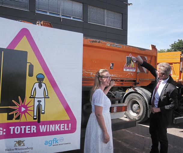 Der Oberbürgermeister selbst hat die Aufkleber an den Lastwagen des Fuhrparks angebracht.Foto: Alfred Drossel