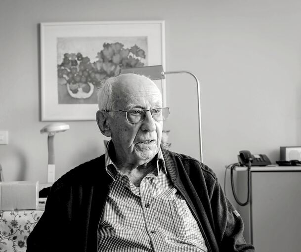 Der heute 91-jährige Izhak Akerman ist einer der letzten Überlebenden der Lager in Vaihingen und Unterriexingen. Fotos: Jörg Becker