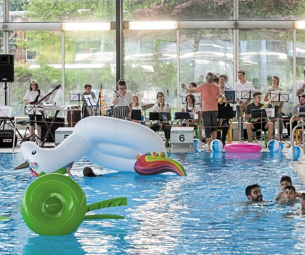 Das gab es noch nie: Die Big Band der Jugendmusikschule spielt direkt am Beckenrand im Stadionbad zur ersten After-School-Beach-Party. Foto: Benjamin Stollenberg
