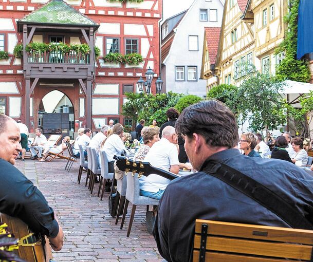 Die Besucher genießen die Musik in der Altstadt.Foto: Privat