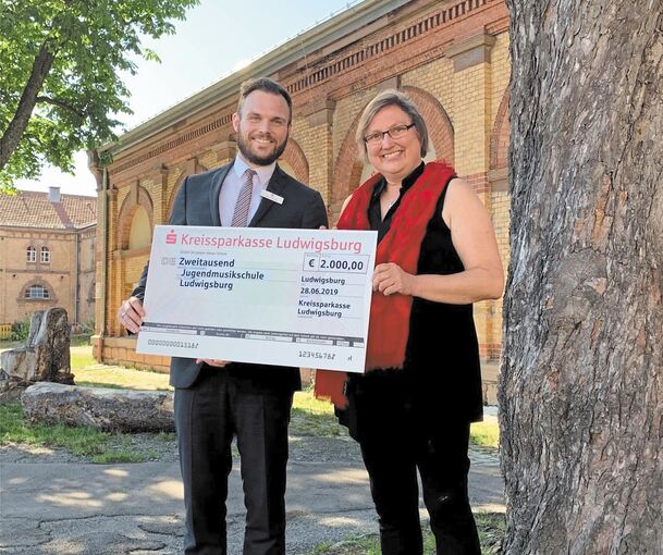 Der stellvertretende Regionaldirektor der Kreissparkasse, Marc Reinhardt, überreicht den Spendenscheck an Musikschulleiterin Christiane Schützer. Foto: privat