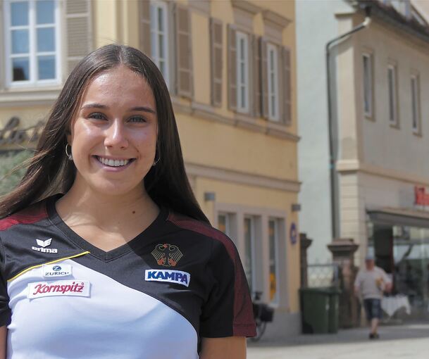 Stippvisite auf dem Ludwigsburger Marktplatz: Tabea Alt versucht aus ihrer langen Leidenszeit das Beste zu machen. Foto: Patrick Nägele