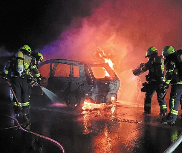 Die Feuerwehr hatte den Brand zwar rasch unter Kontrolle. Das Fahrzeug brannte aber komplett aus. Foto: privat