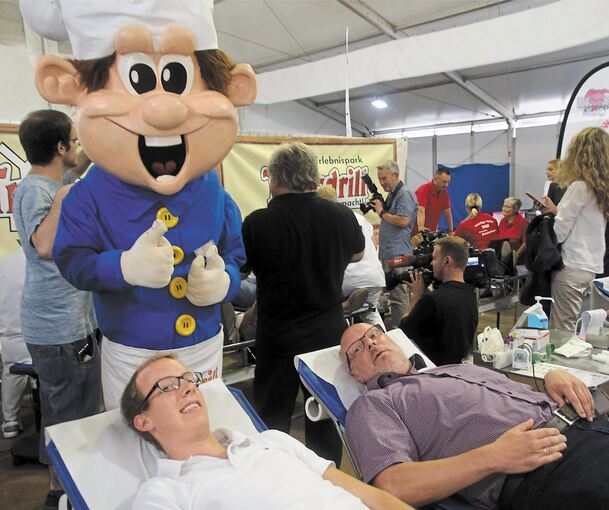 Mit 142 Blutspenden ist der Erligheimer Bürgermeister Rainer Schäuffele (rechts mit seinem Sohn Christian) der absolute Spitzenreiter.