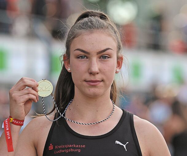 Deutsche U 18-Meisterin im Hammerwerfen: Aileen Kuhn vom LAZ Ludwigsburg zeigt ihre Goldmedaille.Foto: R. Görlitz