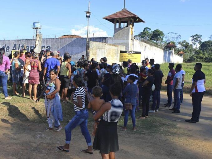 Angehörige vor brasilianischem Gefängnis