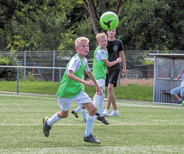 Erst wird beim Familienturnier um jeden Ball gekämpft, dann zum Abschluss des Camps der persönliche Fußball- Kompass studiert.Fotos: Andreas Essig