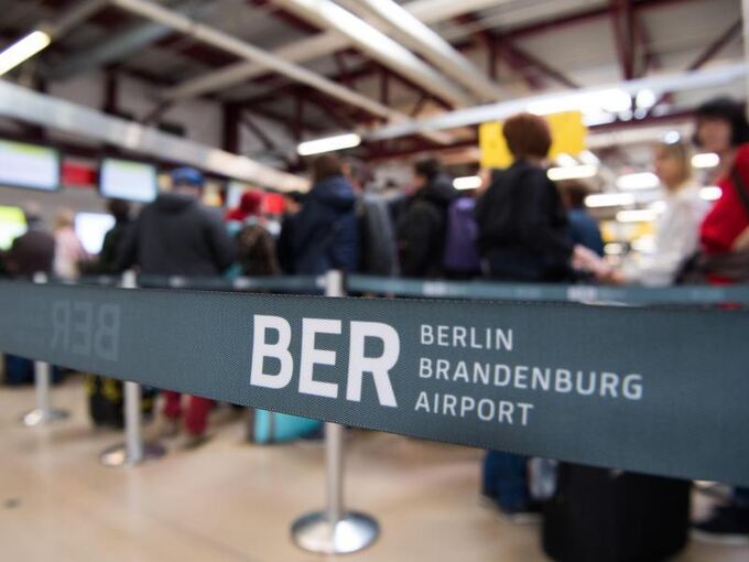 Check-in-Schalter im Flughafen Tegel