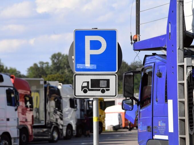 Lastwagen-Parkplätze an der Autobahn 5 bei Karlsruhe