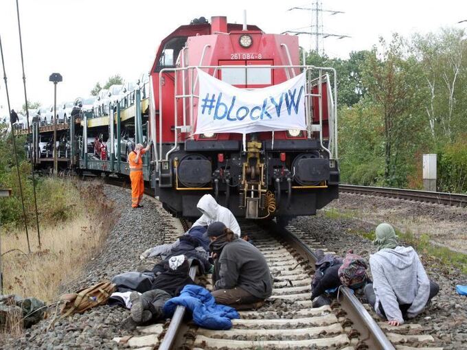 Aktivisten stoppen Autozug in Wolfsburg