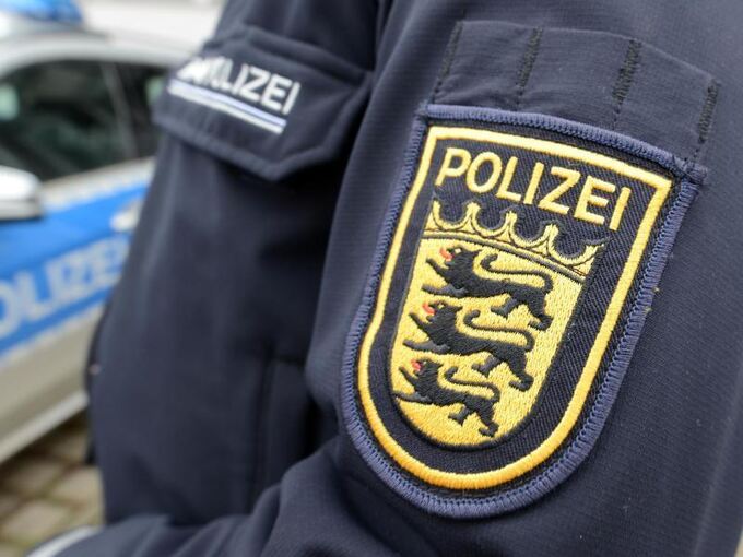 Das Wappen der baden-württembergischen Polizei auf einer Uniform