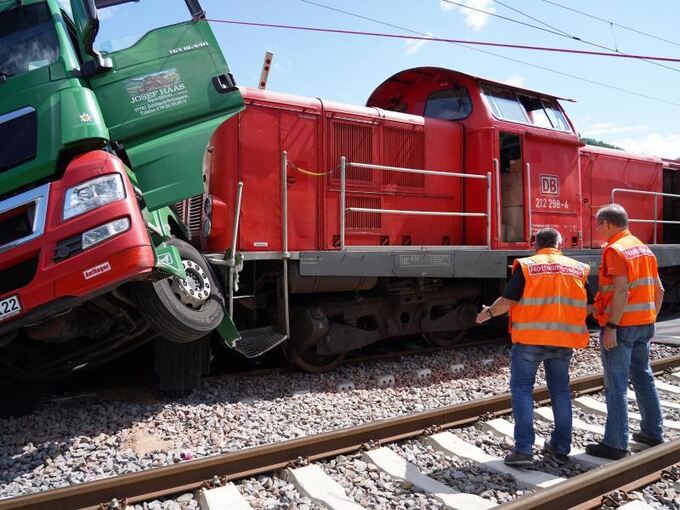 Zusammenstoß eines Güterzugs und eines Lastwagens