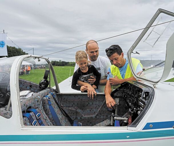 Auf Tuchfühlung mit der Technik eines Flugzeugs: Beim Fliegerfest können sich die Besucher ein Cockpit mal ganz aus der Nähe anschauen.Fotos: Andreas Becker