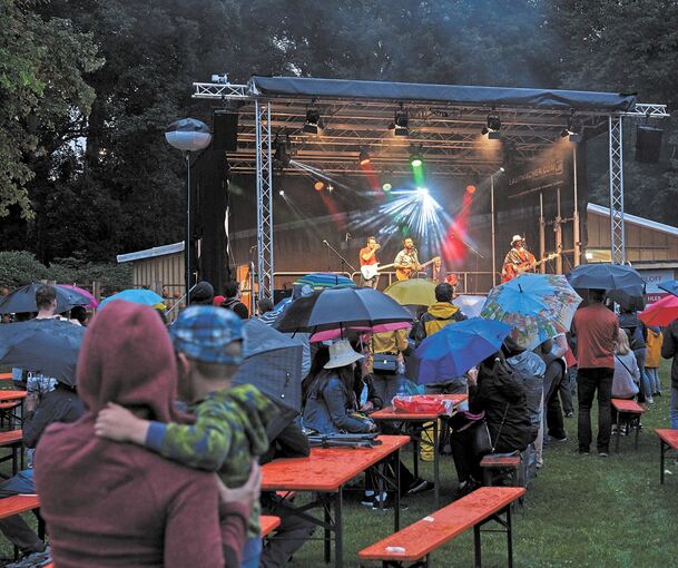 Viele Biertische blieben leer, statt Picknickdecken war wasserdichte Kleidung angesagt. Die Emichsburg „brannte“ trotzdem.Fotos: Andreas Becker