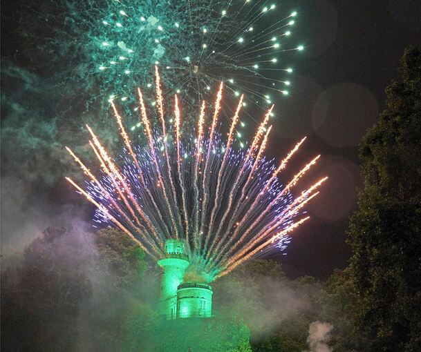 Die Emichsburg brennt beim Lichterzauber im Blühenden Barock. Archivfoto: Andreas Becker