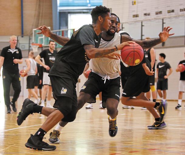 Arbeiten an der Defensive: Jairus Lyles (links) gegen Khadeen Carrington.Foto: Baumann