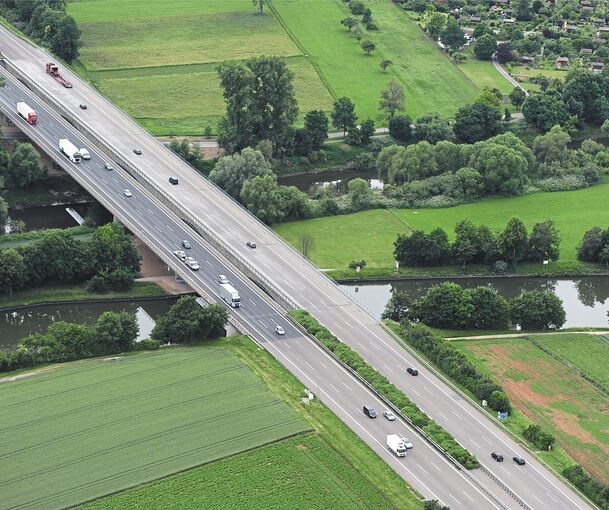 Die Autobahnbrücke über den Neckar bei Freiberg-Beihingen erhält eine lärmreduzierende Oberflächenbeschichtung aus Epoxidharz. Foto: Werner Kuhnle