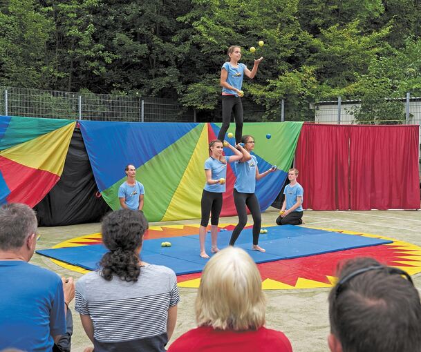 Artistik mit politischer Botschaft: die Tour de Cirque in Walheim. Foto: Andreas Becker