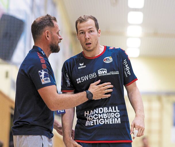 Trainer Hannes Jón Jónsson (links) gibt Jonas Link Anweisungen.Foto: Marco Wolf