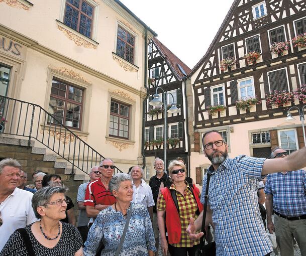 Reinhard Wahl (rechts) zeigte gestern Fachwerkhäuser in der Stadt.Fotos: Alfred Drossel