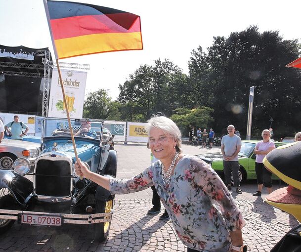 Oberbürgermeisterin Ursula Keck schickt mit Lurchi das älteste Fahrzeuge auf die Strecke.Foto: Alfred Drossel