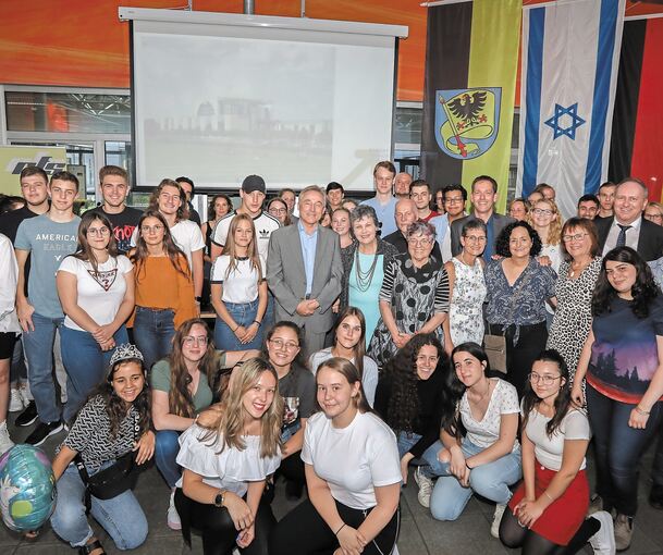 Deutsche und israelische Schüler, Lehrer und Ehrengäste haben die 25-jährige Schulpartnerschaft in der Aula der Robert-Franck-Schule gefeiert. Foto: Ramona Theiss
