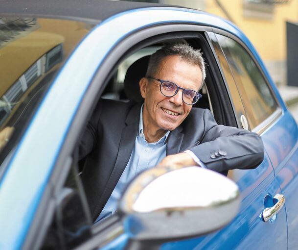 Uwe Baltner in seinem Fiat 500. Auf dem Weg zur Arbeit nimmt er seine Videos auf. Foto: Ramona Theiss