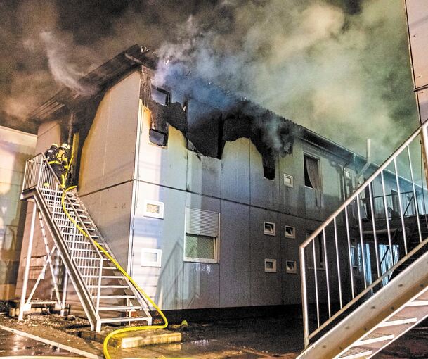 Als die Polizei kurz nach vier Uhr eintraf, stand ein Gebäude der Flüchtlingsunterkunft voll in Flammen. Der Qualm war weithin zu sehen. Fotos: Karsten Schmalz
