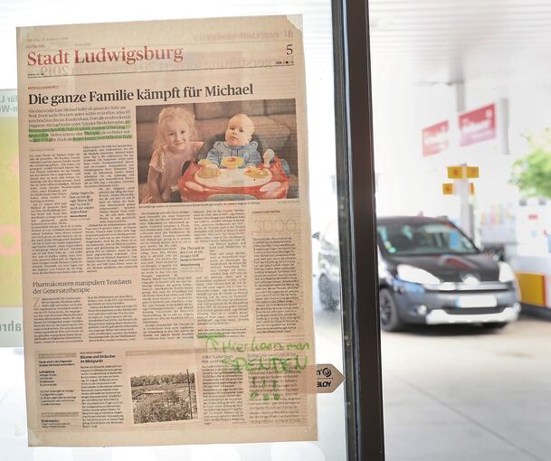 In der Tankstelle an der B 27 in Richtung Stuttgart hängt Michaels Geschichte an der Glastür. Foto: Ramona Theiss
