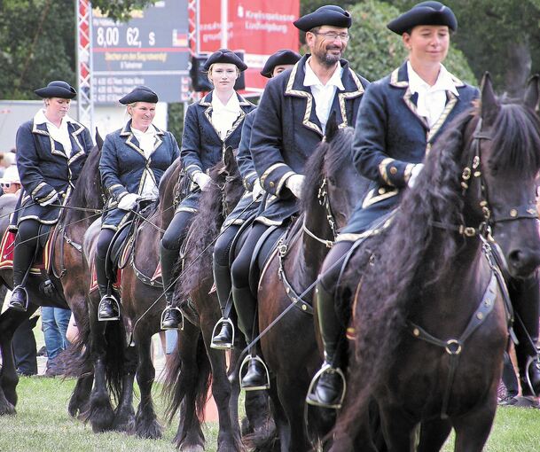 Die Schwarzwald-Quadrille mit den Friesenpferden.