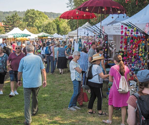 Das Schafwoll-Festival in Gronau ist bei den Besuchern ebenso beliebt wie bei den Ausstellern. Esther Schneller (rechts) spinnt Wolle. Fotos: Holm Wolschendorf