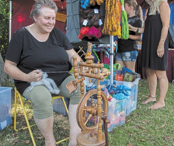 Das Schafwoll-Festival in Gronau ist bei den Besuchern ebenso beliebt wie bei den Ausstellern. Esther Schneller (rechts) spinnt Wolle. Fotos: Holm Wolschendorf