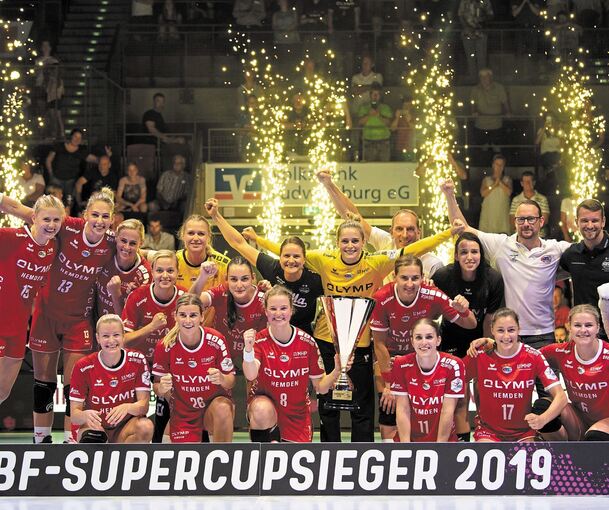 Jubel in der MHP-Arena: Die SG BBM Bietigheim mit dem Supercup 2019. Foto: Baumann