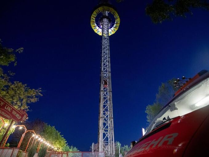 Freizeitpark-Besucher bleiben in 60 Meter Höhe stecken
