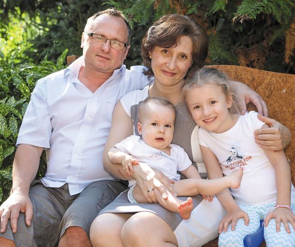 Einen Schritt weiter Richtung Hilfe für Michael sind Oleg Seiler, Marina Mantel und Tochter Evelina. Foto: Ramona Theiss