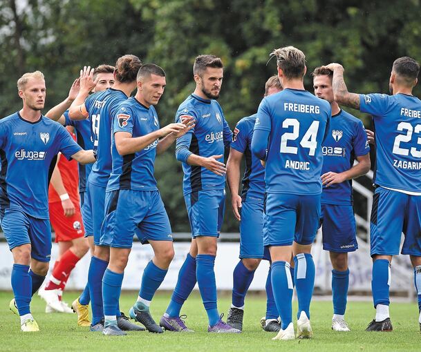 Signal zur Wende: Der SGV Freiberg dreht nach dem Ausgleichtreffer von Volkan Celiktas (Mitte) auf und legt gegen den SV Sandhausen II noch vier Tore nach. Foto: Baumann