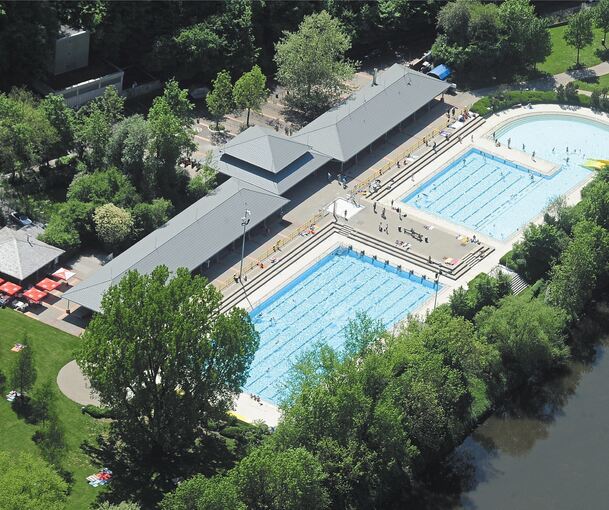 Eine Traglufthalle, hier ein Beispiel aus Düsseldorf (oben), könnte das Schwimmbecken im Freibad Hoheneck überdecken. Fotos: dpa, Kuhnle (Archivfoto)