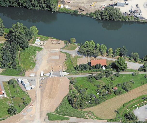 Die Arbeiten für die Neckarbrücke schreiten voran. Die Straßenbauarbeiten für die Benninger Umfahrung beginnen erst im Sommer 2020. Foto: Werner Kuhnle