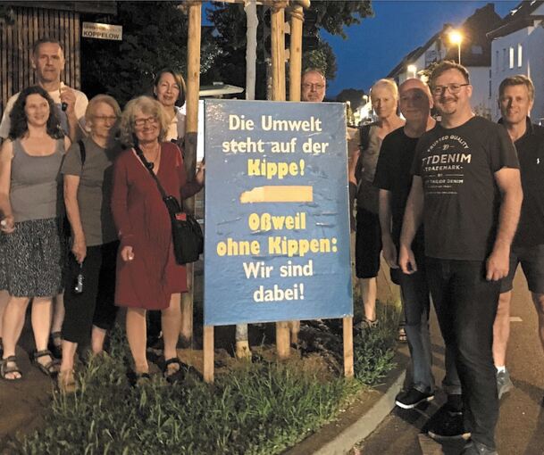 Die Nachhaltigkeitsgruppe bei der Kippenaktion im Juni in Oßweil. Links neben dem Plakat steht Monika Beisch, dahinter Elisabeth Späth.Foto: Nachhaltigkeitsgruppe Oßweil