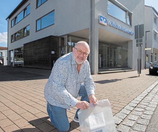 Aus diesem Beutel heraus hat Johann Raab 12,8 Kilo Kleingeld in den Gully vor der Volksbank Remseck geschüttet. Fotos: Holm Wolschendorf/Volksbank Remseck/privat