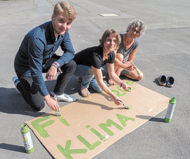 Bereiten sich auf die Aktion vor: Markus Moskau (Fridays for Future), Nora Oemichen (Parents for Future) und Annette Krause. Foto: Holm Wolschendorf