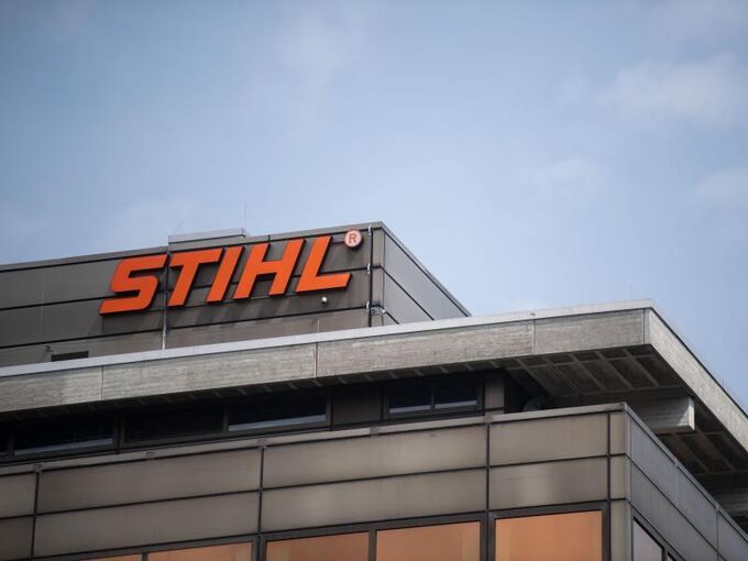 Das Logo von Stihl AG an einem Gebäude zu sehen
