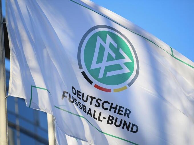 Fahnen mit dem Logo des DFB