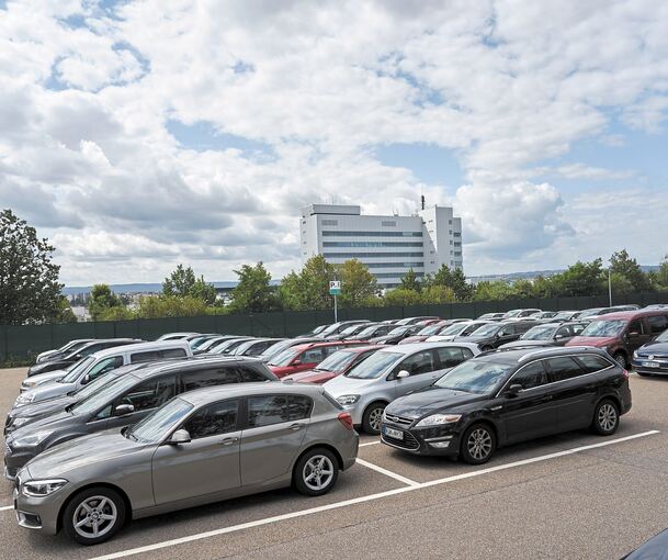Bosch-Parkplätze in Schwieberdingen: Das Unternehmen will hier im großen Stil weitere Stellplätze anlegen. Foto: Andreas Becker
