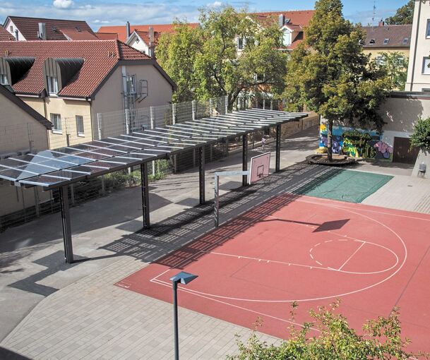 Das Konstrukt mit Photovoltaikmodulen hat frappierende Ähnlichkeit mit einer Haltestelle. Unser Foto wurde gegen 15 Uhr aufgenommen. Fällt der Basketball statt in den Korb auf das 120-Quadratmeter-Dach, sagt die Stadt, verhindere das Verbundglas etwa