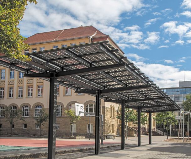 Auf fünf kantigen Stahlsäulen ruht das Dach.