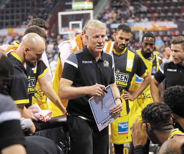 Bereiten sich auf die Bundesliga-Saison vor: Trainer John Patrick (Mitte) und sein Basketball-Team der Riesen.Foto : Baumann