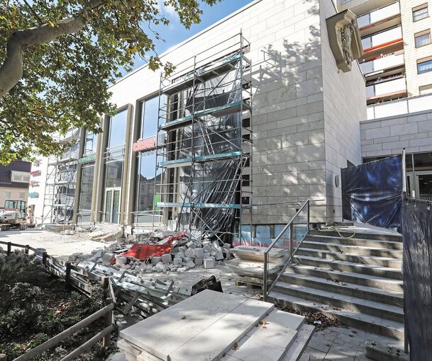 An der Fassade zum Reithausplatz entstehen zwei neue Zugänge in das künftige Restaurant. Foto: Ramona Theiss