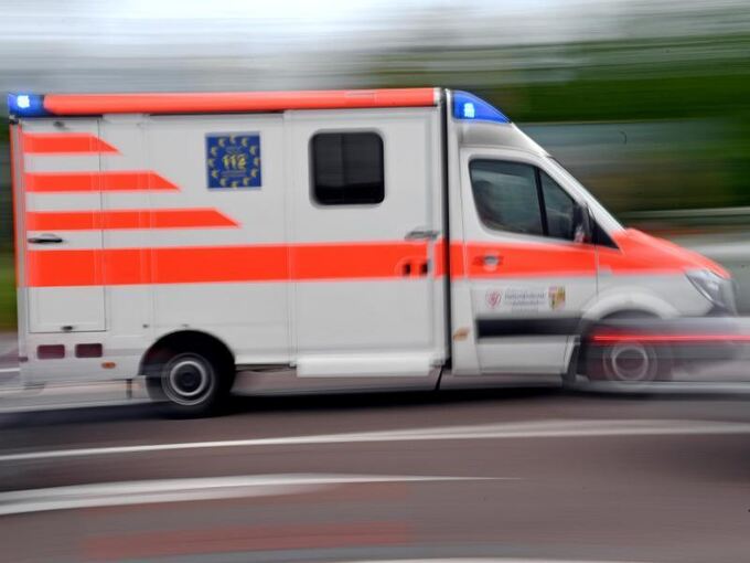 Krankenwagen fährt mit Blaulicht