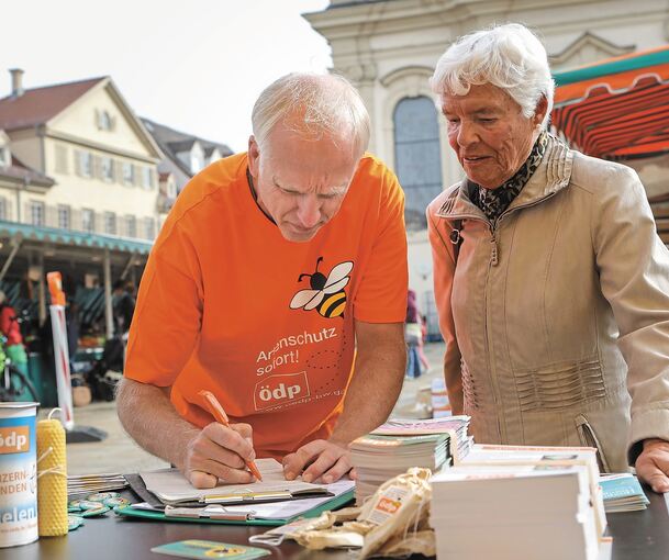 Mit einem Infostand auf dem Markt werben die Initiatoren des Volksbegehrens Artenschutz um Unterstützung. Foto: Ramona Theiss